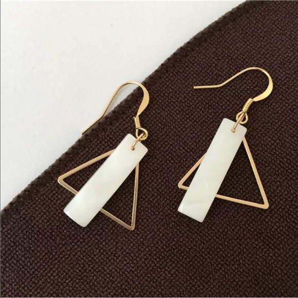 Jewelry - ⭐️Gold Tone and white Shell Geometric Earrings